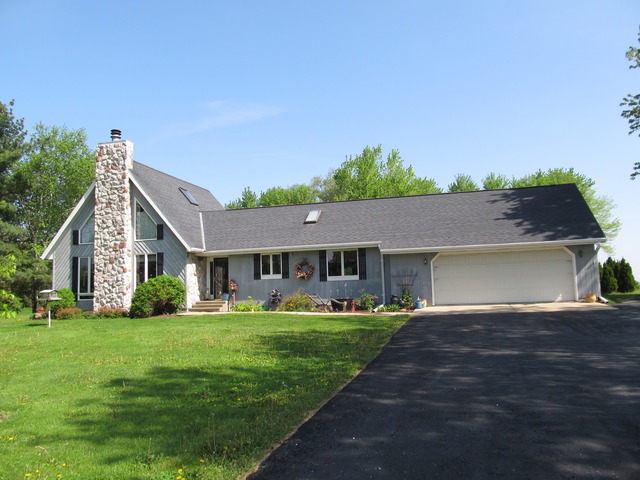 83 North 43rd Road Mendota, IL 61342 - Photo 2 of 25 a front view of house with yard and green space