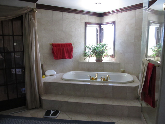 83 North 43rd Road Mendota, IL 61342 - Photo 7 of 25 a bathroom with a bathtub and a window