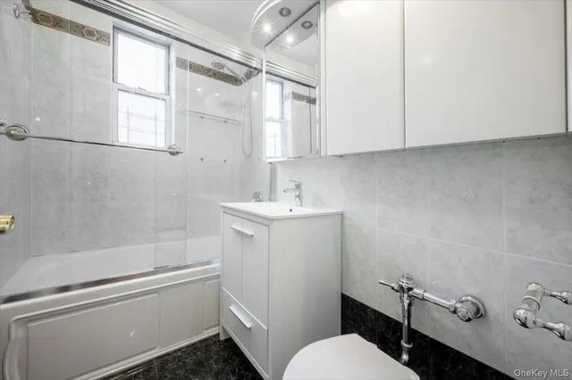 $2,300 | 65-65 Wetherole Street, Unit 4M | Rego Park