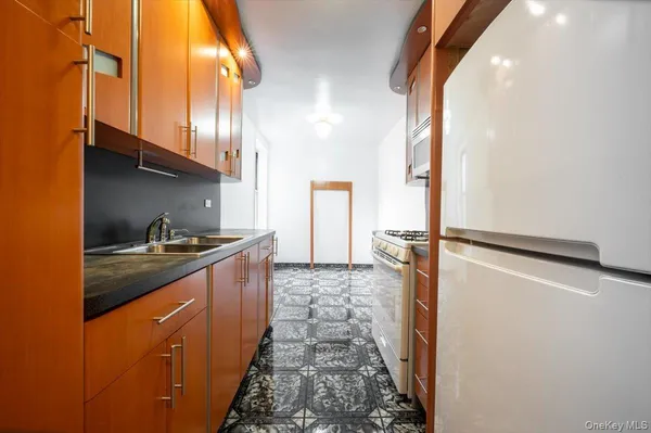$2,300 | 65-65 Wetherole Street, Unit 4M | Rego Park