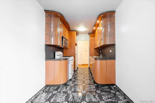 $2,300 | 65-65 Wetherole Street, Unit 4M | Rego Park