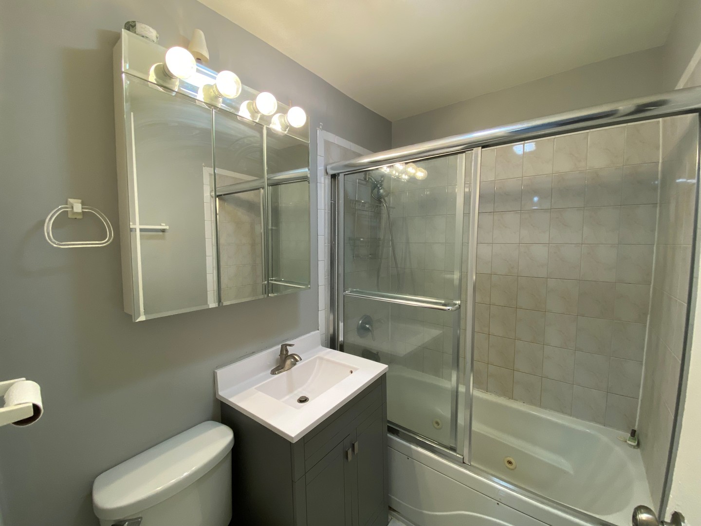5815 North Spaulding Avenue, Unit 2C Chicago, IL 60659 - Photo 9 of 20 a bathroom with a shower a toilet and sink
