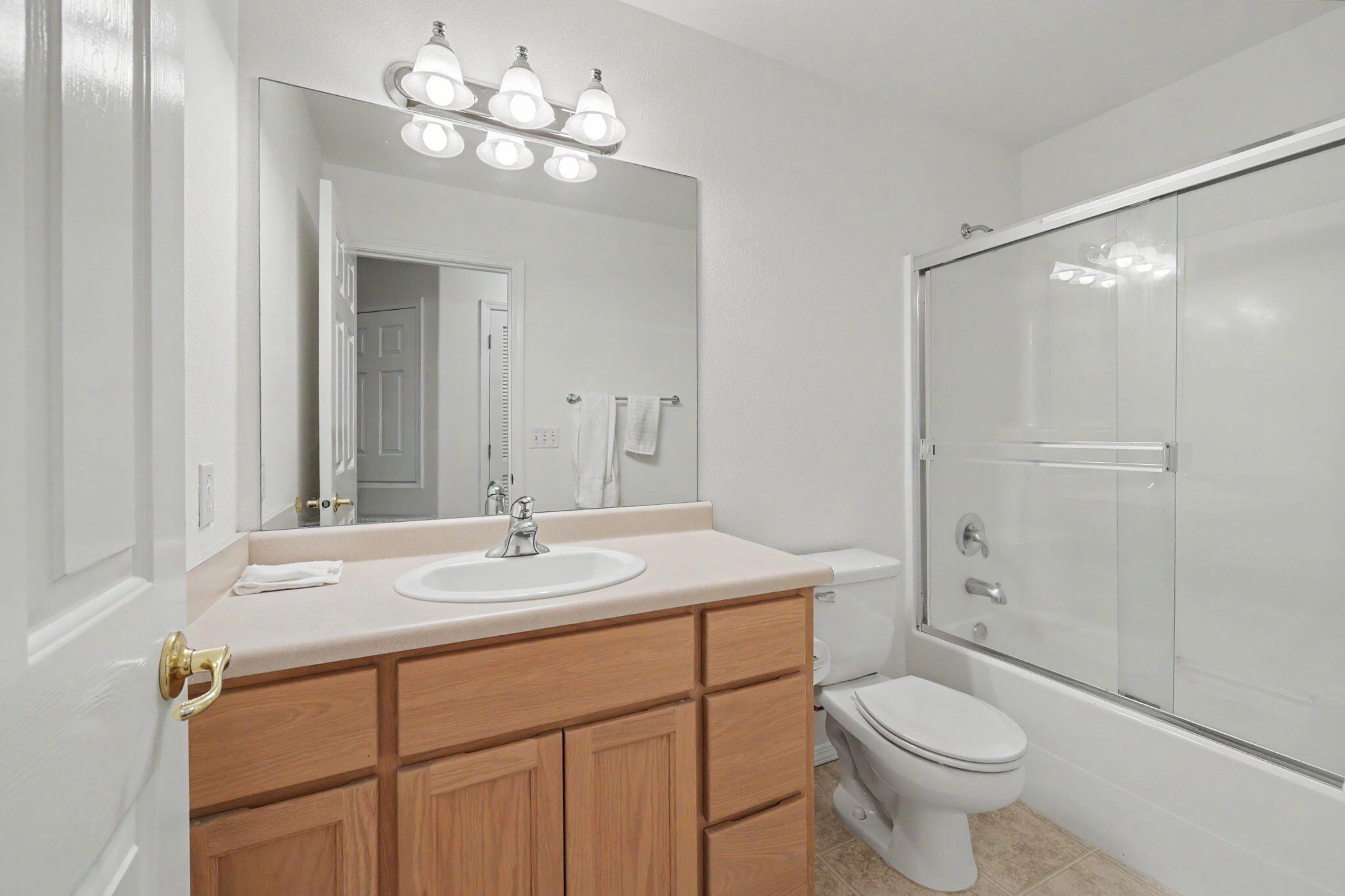 228 Talent Avenue, Unit 4 Talent, OR 97540 - Photo 16 of 23 Upstairs guest bathroom with shower/tub combo