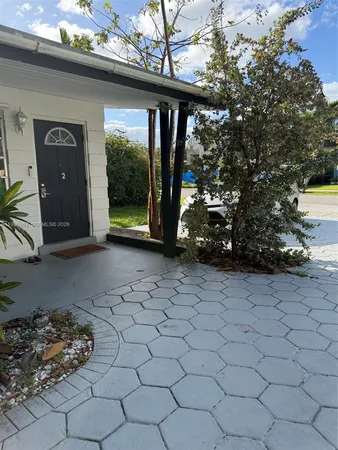 $2,000 | 821 Northeast 6th Street, Unit 2, Hallandale Beach, FL 33009