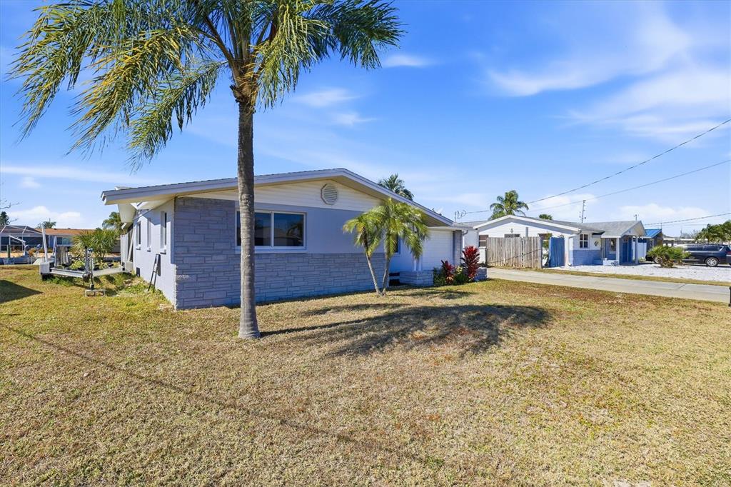 13701 Maria Drive Hudson, FL 34667 - Photo 8 of 57