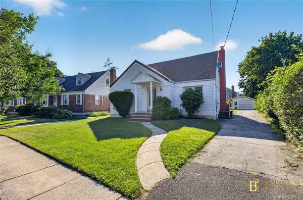 $998,000 | 5 Surrey Lane, New Hyde Park, NY 11040