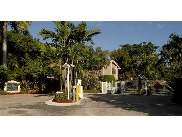 63 Greens Road, Unit 63 Hollywood, FL 33021 - Photo 23 of 25 Exterior Front