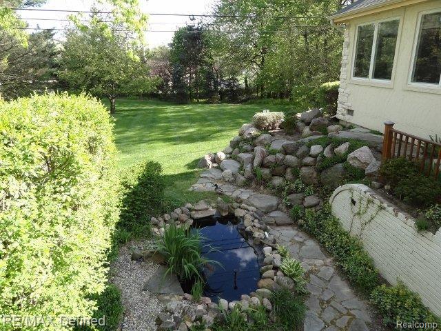 355 Hillview Street Rochester, MI 48306 - Photo 4 of 6 Ducks love the Pond