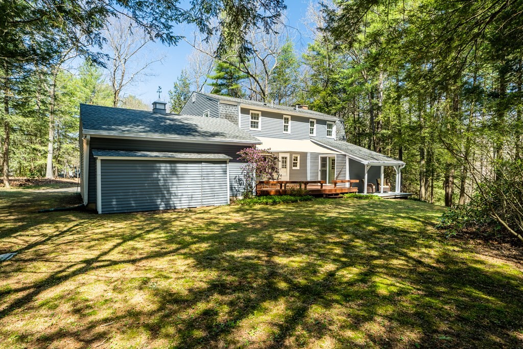 19 Pebble Ridge Road Amherst, MA 01002 - Photo 5 of 42 a front view of a house with a garden