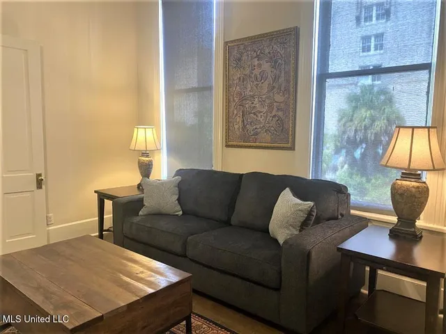 $2,250 | 105 North Pearl Street, Unit B, Natchez, MS 39120