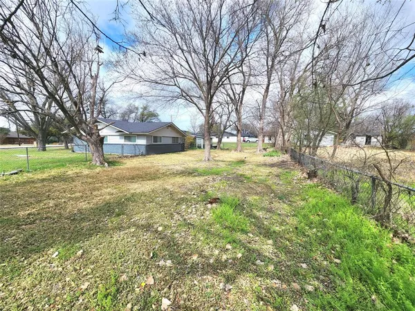 a view of yard with trees
