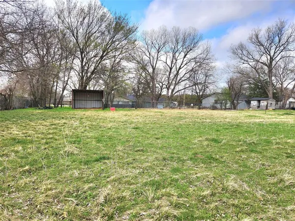 a view of a yard with a house