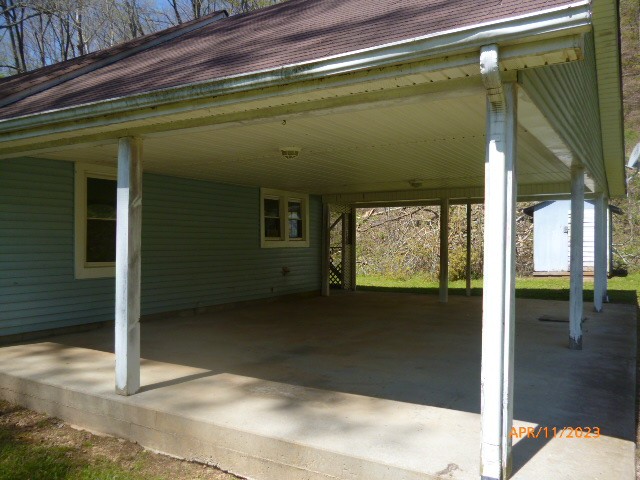 637 Robinson Road Centerville, TN 37033 - Photo 3 of 6 a view of a porch