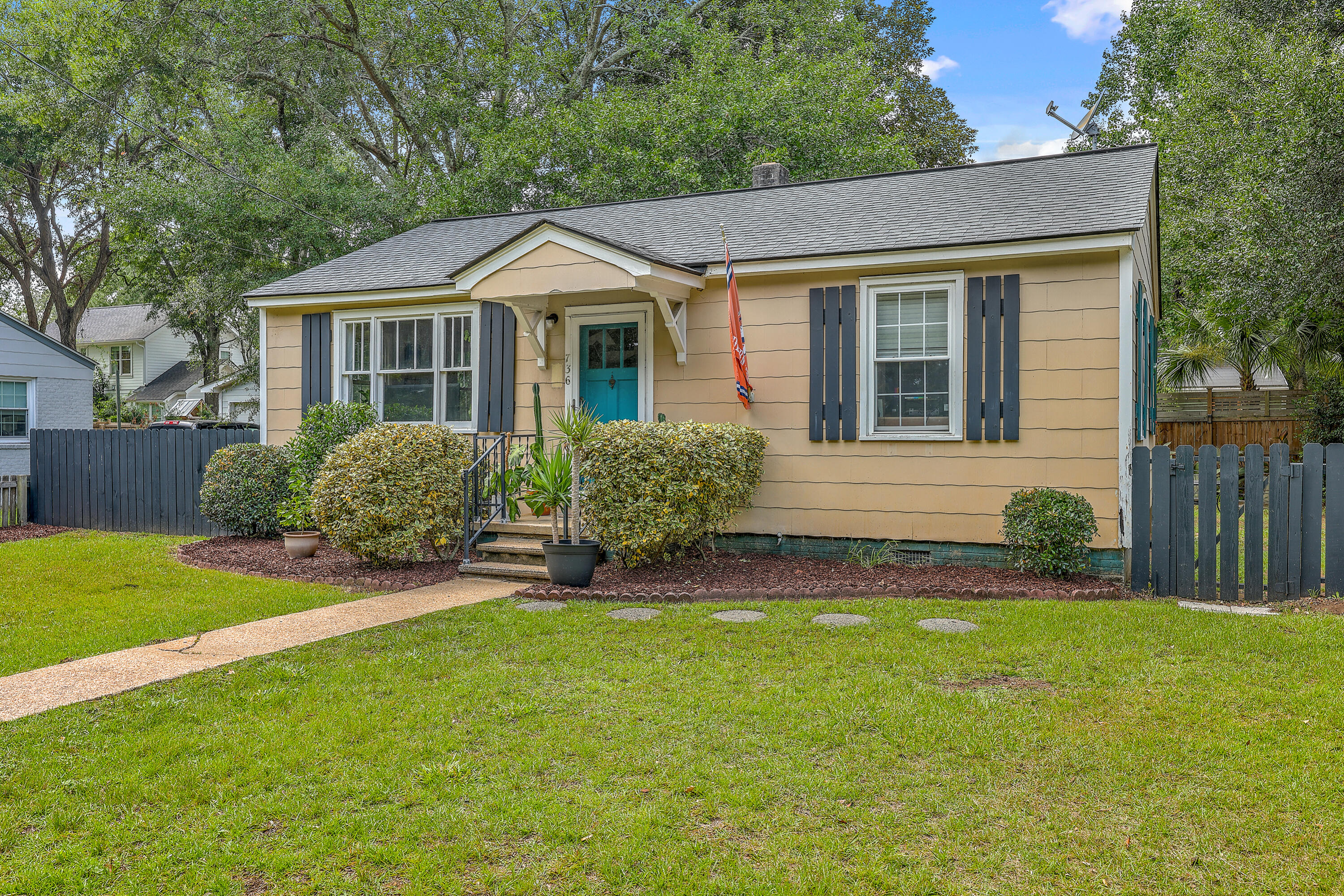 736 McCants Drive Mount Pleasant, SC 29464 - Photo 4 of 26 ZYN_3153_4_5_6_7_8_9