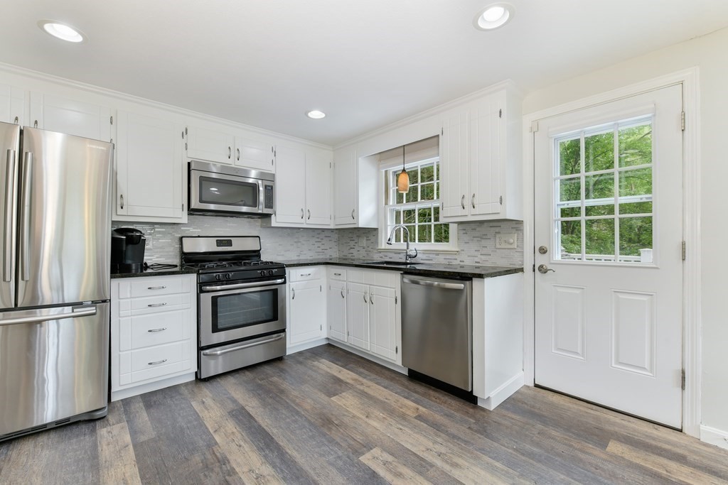 8 Cold Spring Road Westford, MA 01886 - Photo 5 of 37 Gallery Image 5