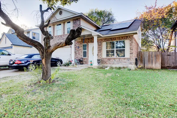 a view of a house with backyard and garden
