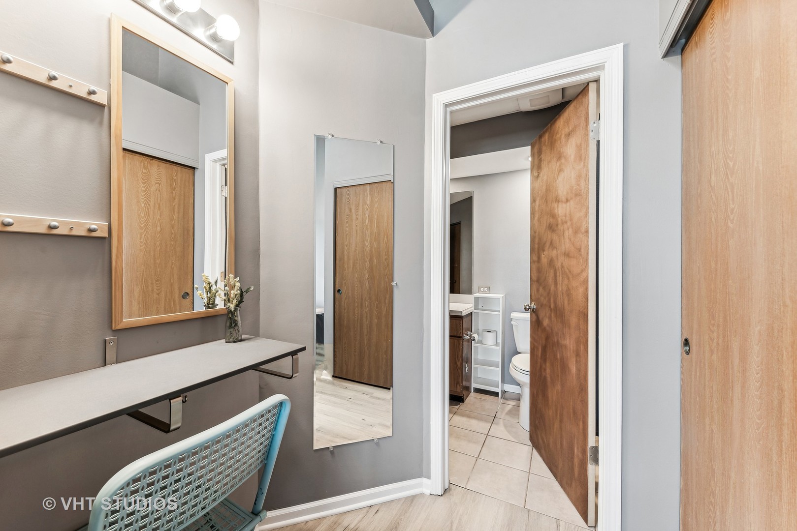 918 Ridgefield Lane Wheeling, IL 60090 - Photo 15 of 22 a bathroom with a sink and a mirror
