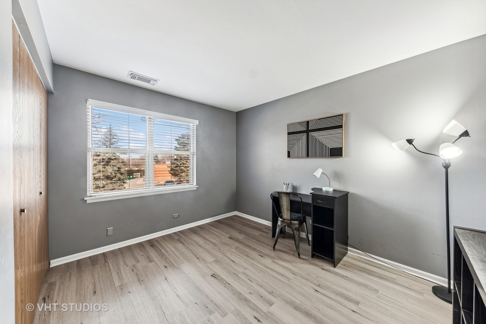 918 Ridgefield Lane Wheeling, IL 60090 - Photo 17 of 22 a workspace with wooden floor