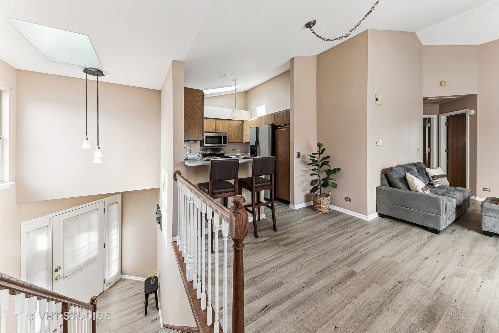 918 Ridgefield Lane Wheeling, IL 60090 - Photo 2 of 22 a view of a livingroom with furniture and a workspace