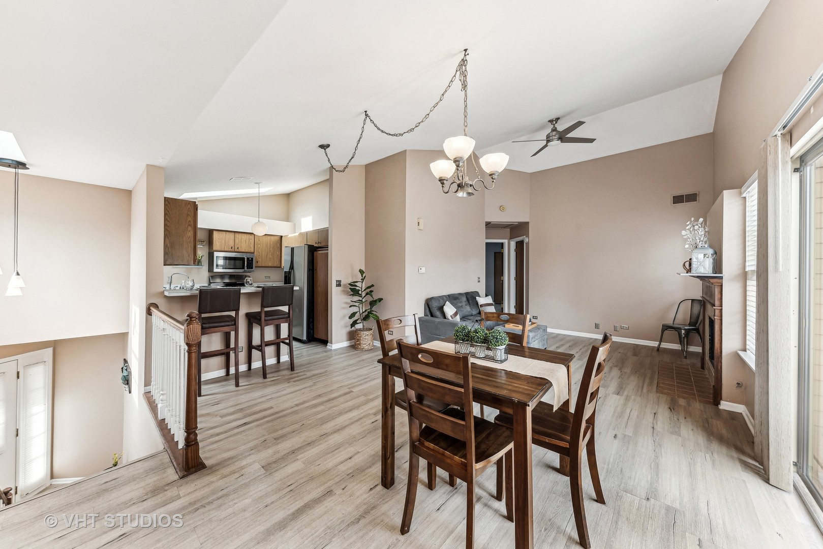 918 Ridgefield Lane Wheeling, IL 60090 - Photo 3 of 22 a view of a dining room with furniture and wooden floor