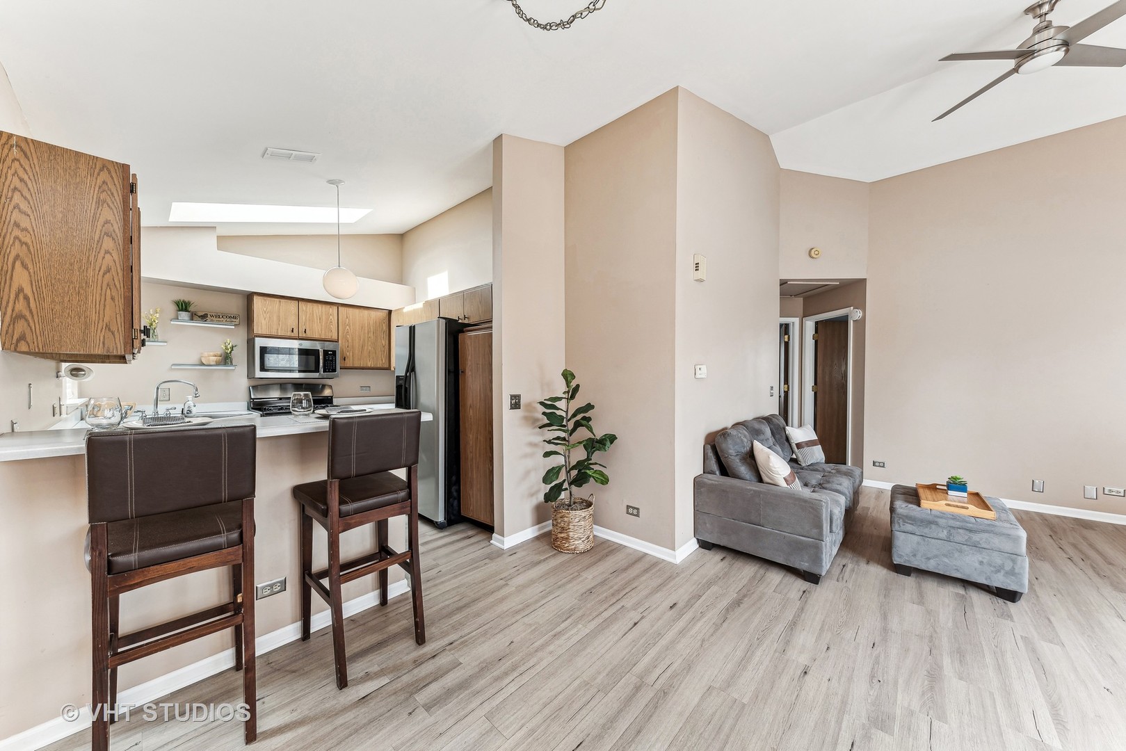 918 Ridgefield Lane Wheeling, IL 60090 - Photo 8 of 22 a kitchen with sink refrigerator and cabinets