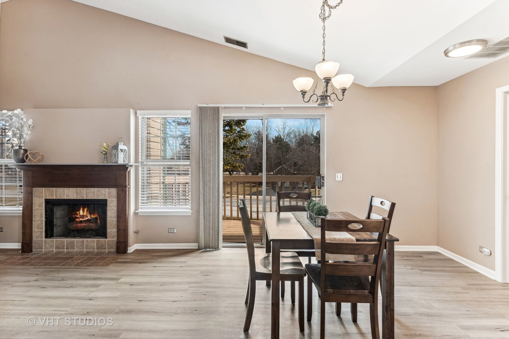 918 Ridgefield Lane Wheeling, IL 60090 - Photo 10 of 22 a dining room with furniture window and wooden floor