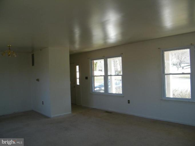 7402 Jaffrey Road Fort Washington, MD 20744 - Photo 3 of 11 Living Room