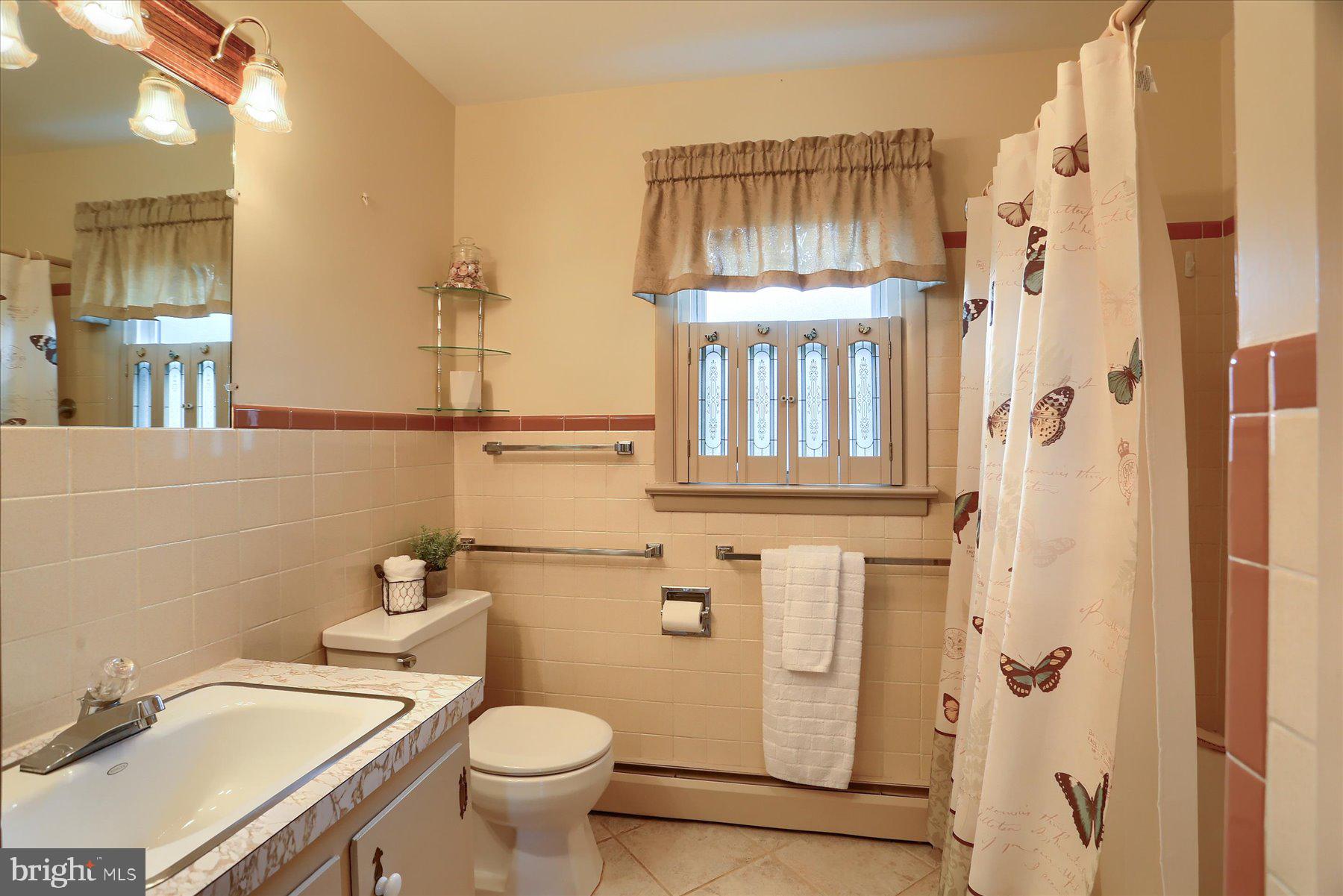 7409 Slate Ridge Road Harrisburg, PA 17112 - Photo 11 of 33 Lovely bath with built-ins..