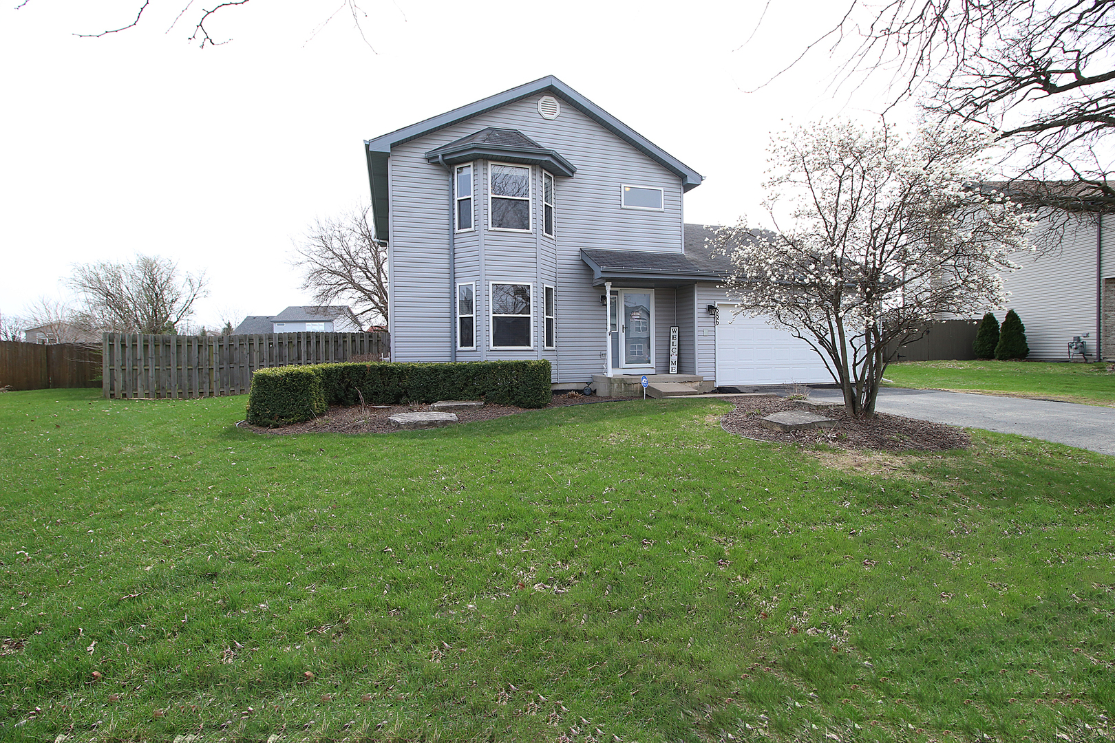 886 Arrowhead Drive Elwood, IL 60421 - Photo 1 of 1 a front view of a house with garden