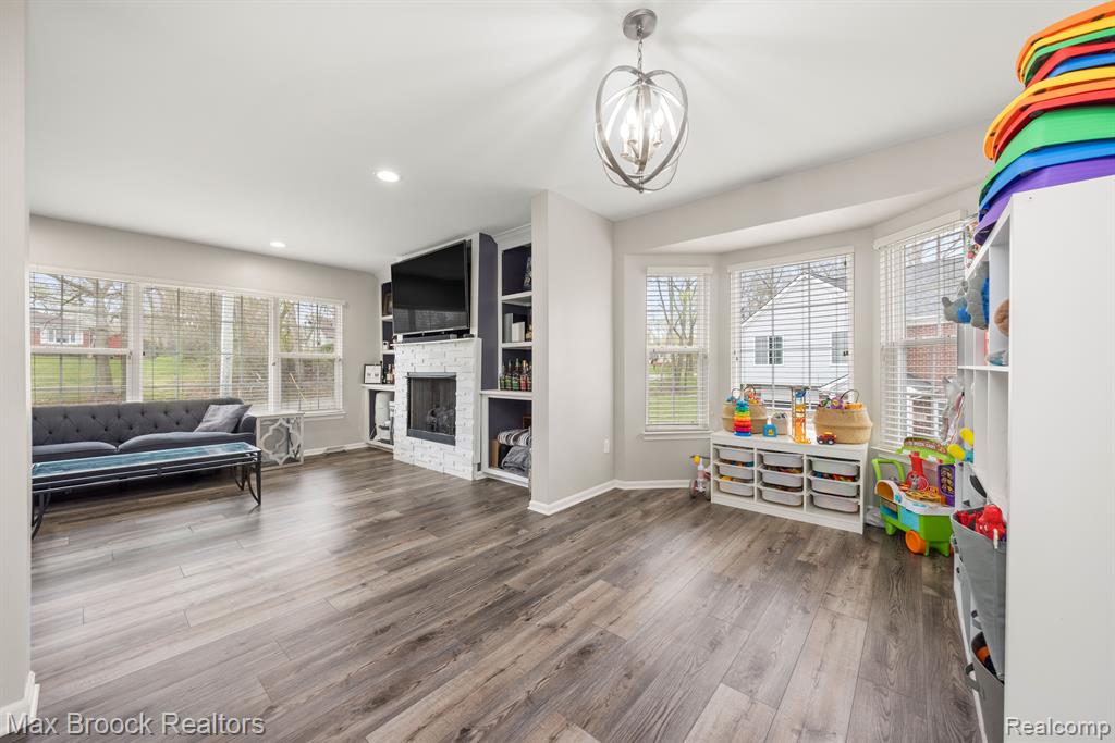 2036 Decker Road Walled Lake, MI 48390 - Photo 18 of 40