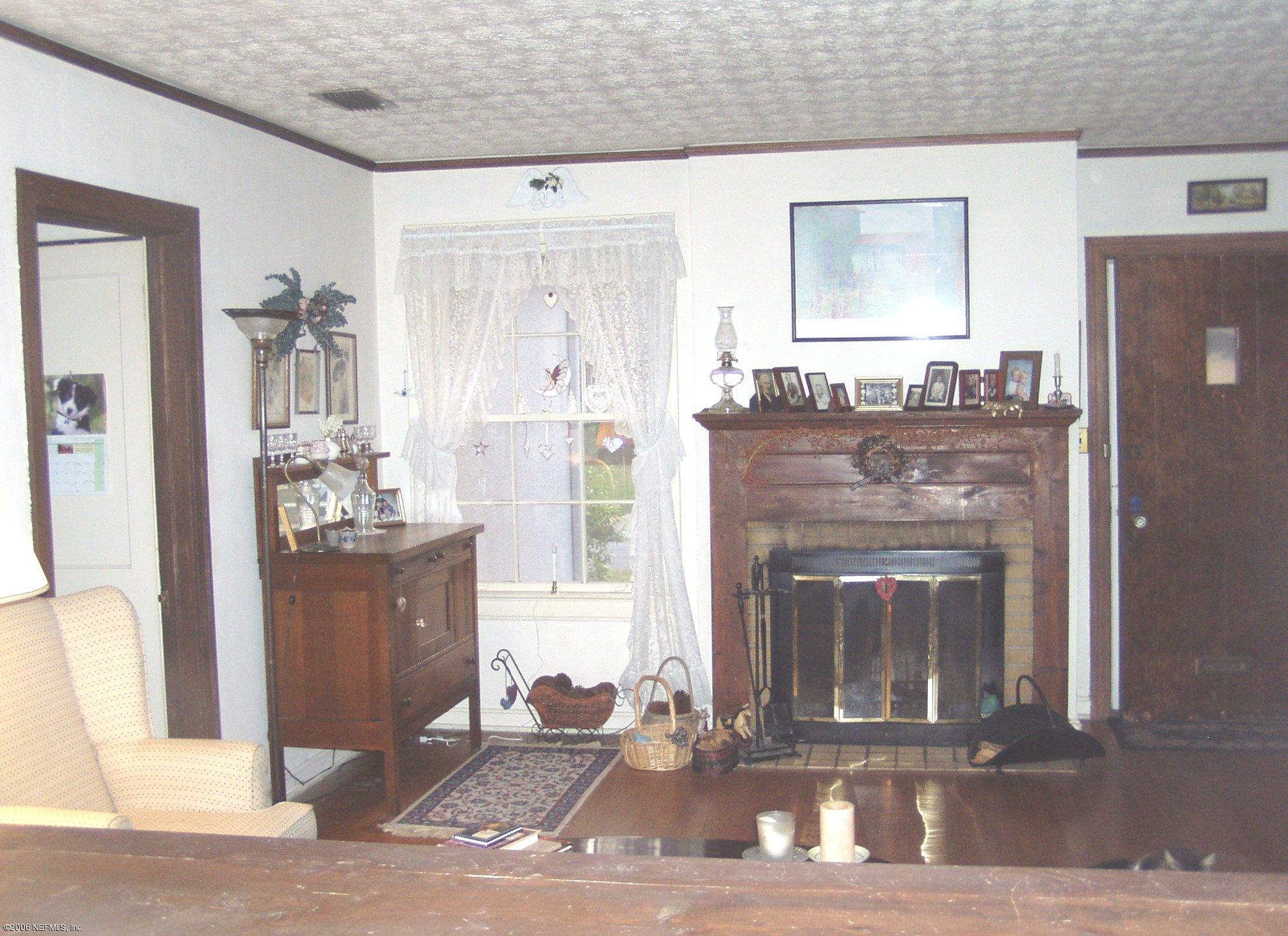 2271 Larchmont Road Jacksonville, FL 32207 - Photo 4 of 10 Living Room