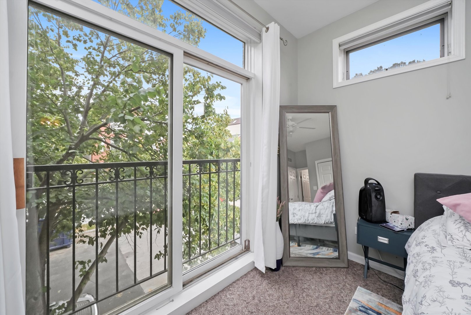 1535 West Ohio Street, Unit 2 Chicago, IL 60642 - Photo 17 of 25 a room with a bed and a window