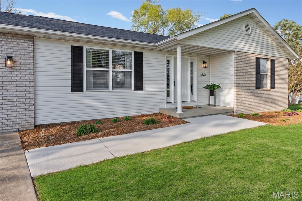 1105 Tulip Lane Highland, IL 62249 - Photo 3 of 40