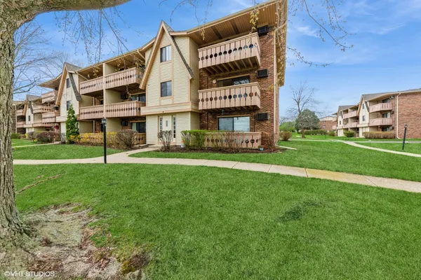 $215,000 | 4 Parkside Court, Unit 8, Vernon Hills, IL 60061
