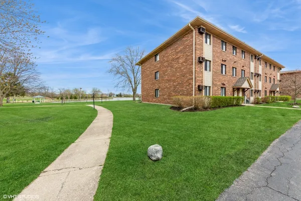 $215,000 | 4 Parkside Court, Unit 8, Vernon Hills, IL 60061
