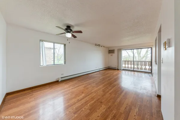 $215,000 | 4 Parkside Court, Unit 8, Vernon Hills, IL 60061