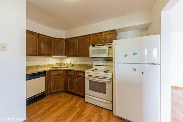 $215,000 | 4 Parkside Court, Unit 8, Vernon Hills, IL 60061