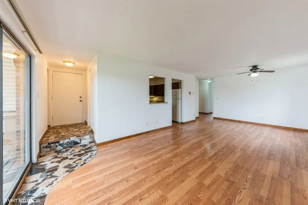 $215,000 | 4 Parkside Court, Unit 8, Vernon Hills, IL 60061