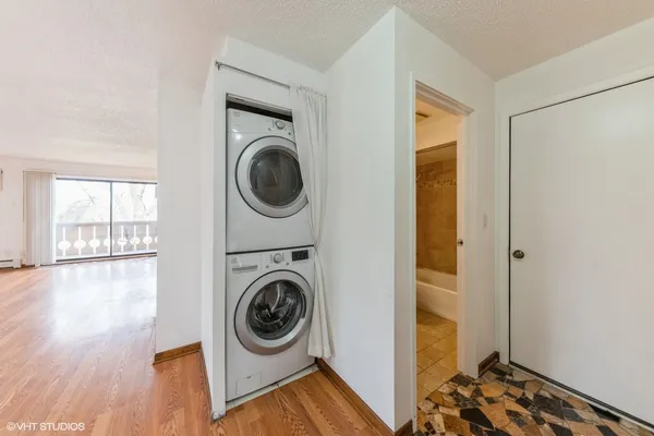 $215,000 | 4 Parkside Court, Unit 8, Vernon Hills, IL 60061