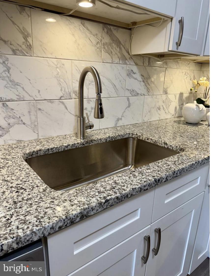 205 East Joppa Road, Unit 808 Towson, MD 21286 - Photo 17 of 37 Italian marble style backsplash in the kitchen