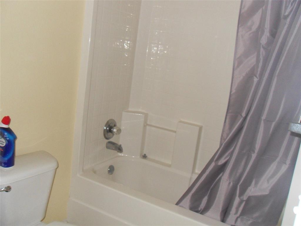 817 Cruise Street Denton, TX 76207 - Photo 11 of 17 a bathroom with a bathtub