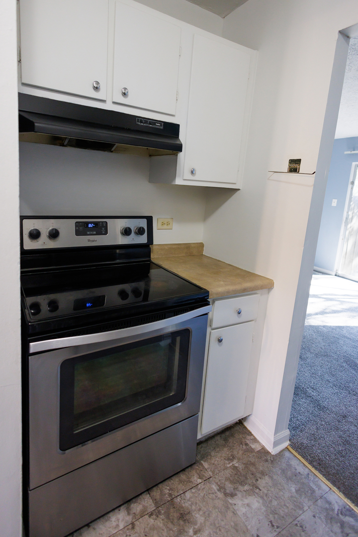 1119 South Curtis Avenue, Unit F62 Kankakee, IL 60901 - Photo 8 of 32 a stove top oven sitting inside of a kitchen