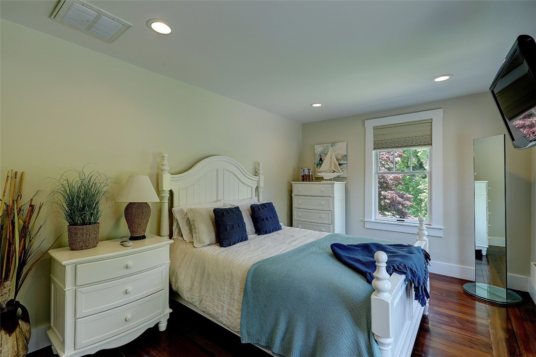 41 Ridge Road Bristol, RI 02809 - Photo 36 of 50 Guest Room