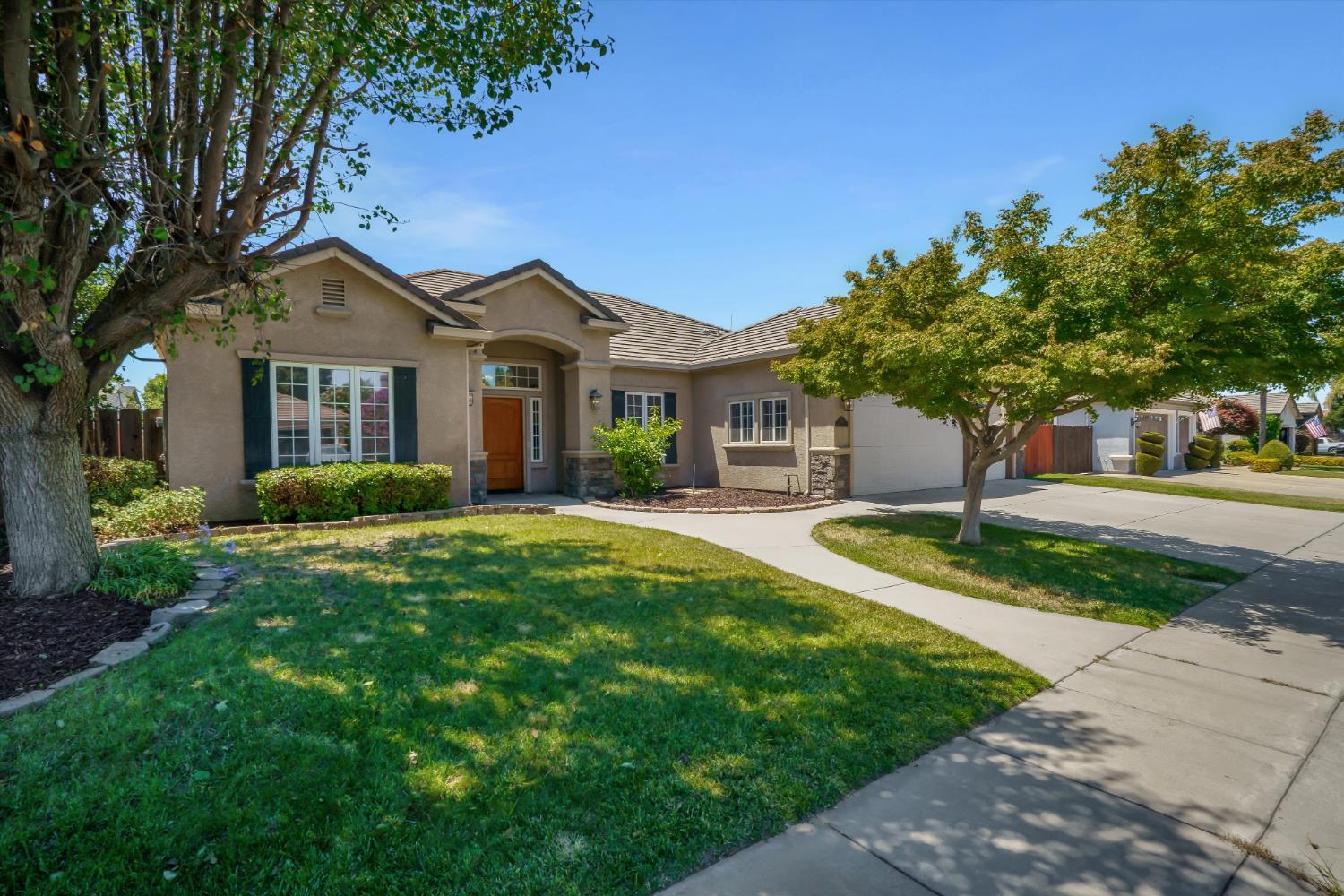 565 Springcreek Place Manteca, CA 95337 - Photo 2 of 35