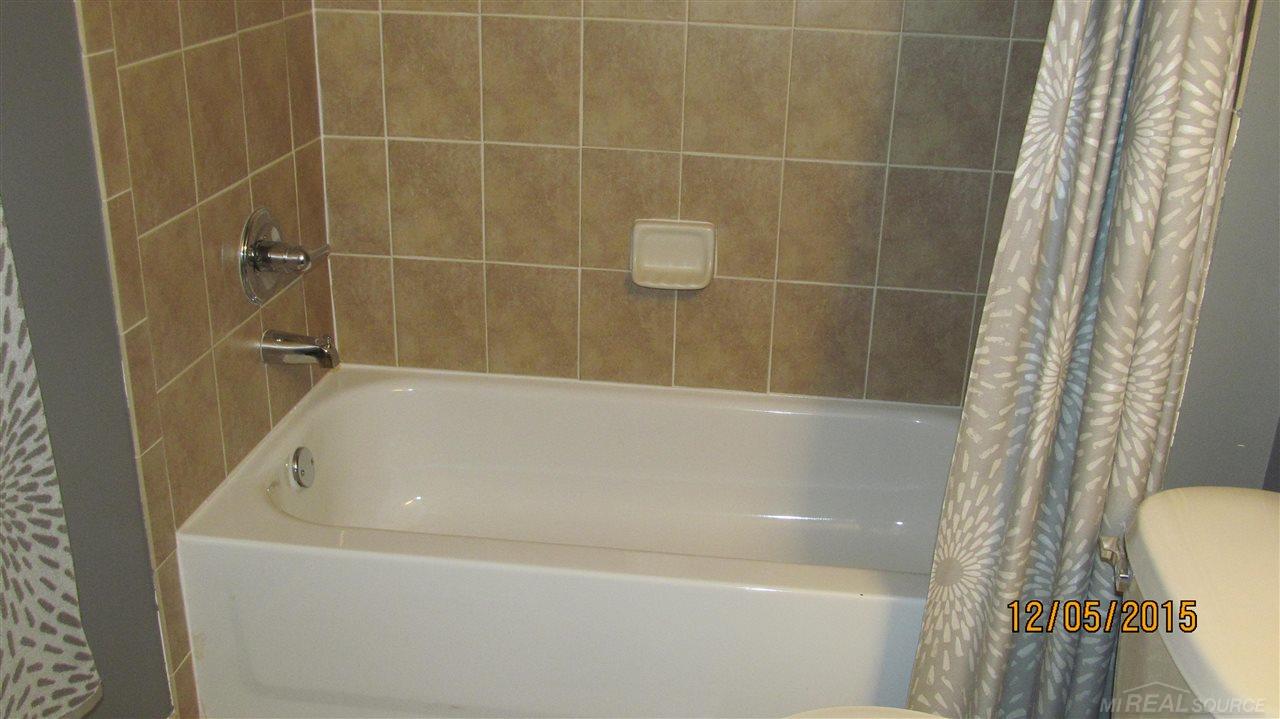 45633 Rathmore Drive Macomb, MI 48044 - Photo 20 of 35 31243016-19.JPG
