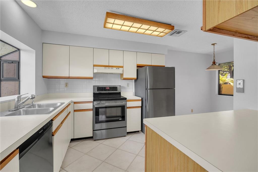 9364 Chelsea Drive North Plantation, FL 33324 - Photo 8 of 26 Kitchen