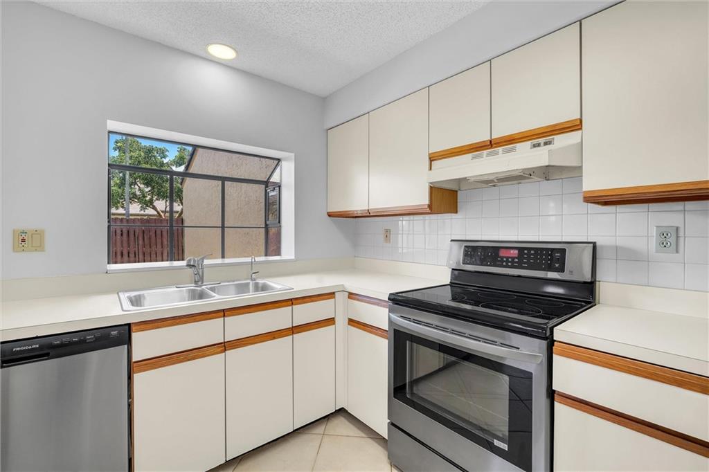 9364 Chelsea Drive North Plantation, FL 33324 - Photo 9 of 26 Kitchen