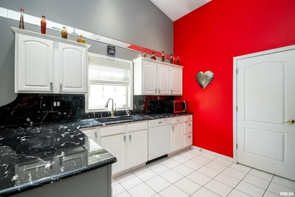 $289,900 | 3725 West Eagle Point Drive, Peoria, IL 61615