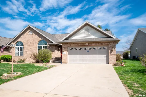 $289,900 | 3725 West Eagle Point Drive, Peoria, IL 61615