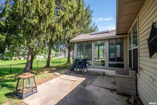 $289,900 | 3725 West Eagle Point Drive, Peoria, IL 61615